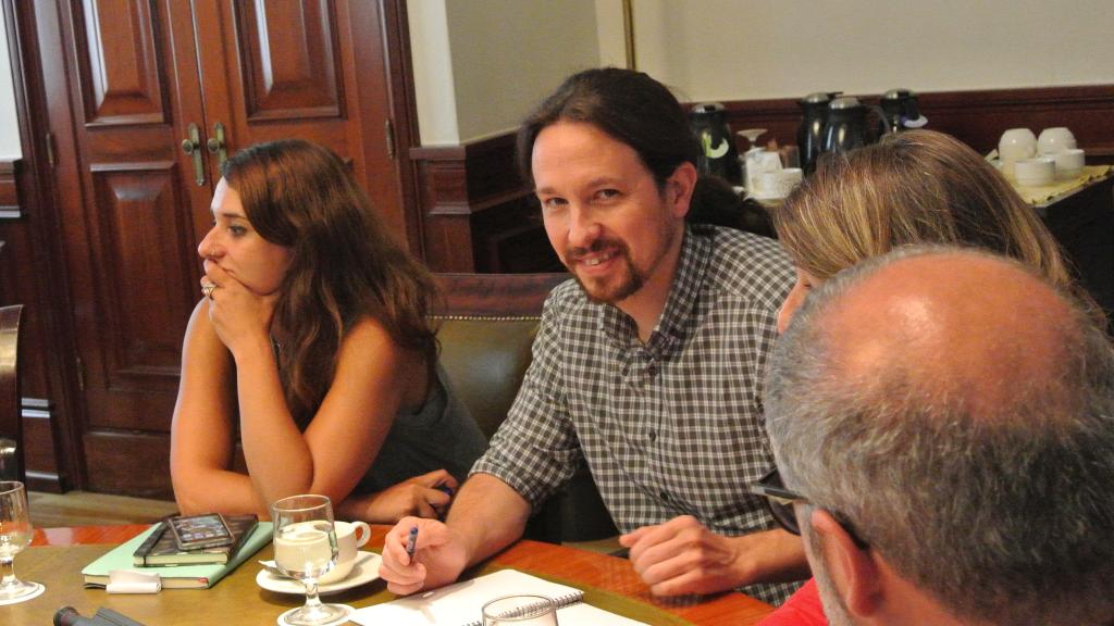 Pablo Iglesias sonríe durante una reunión con su grupo en el Congreso.