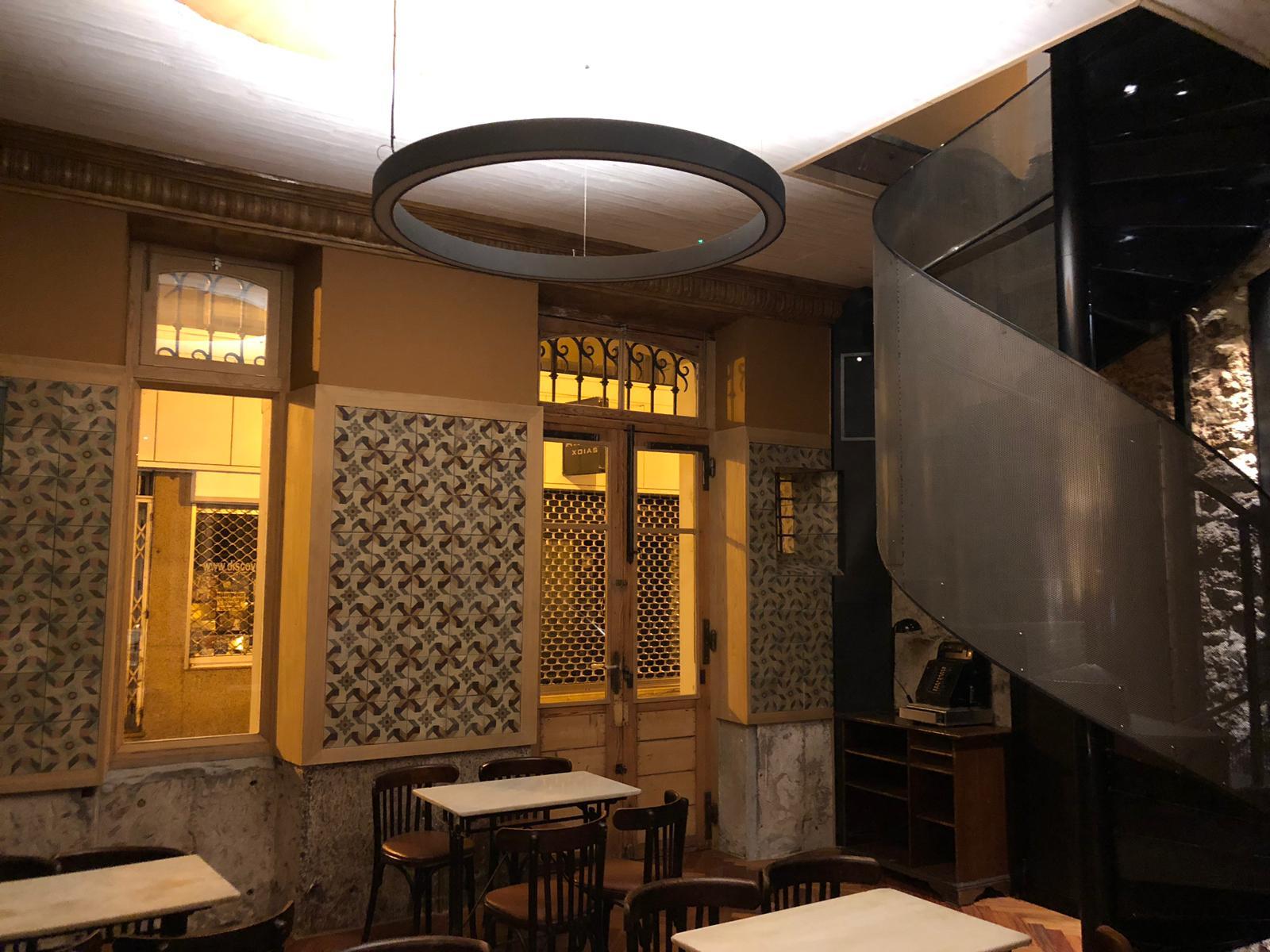 Las mesas de mármol donde se juega al dominó (Narváez)