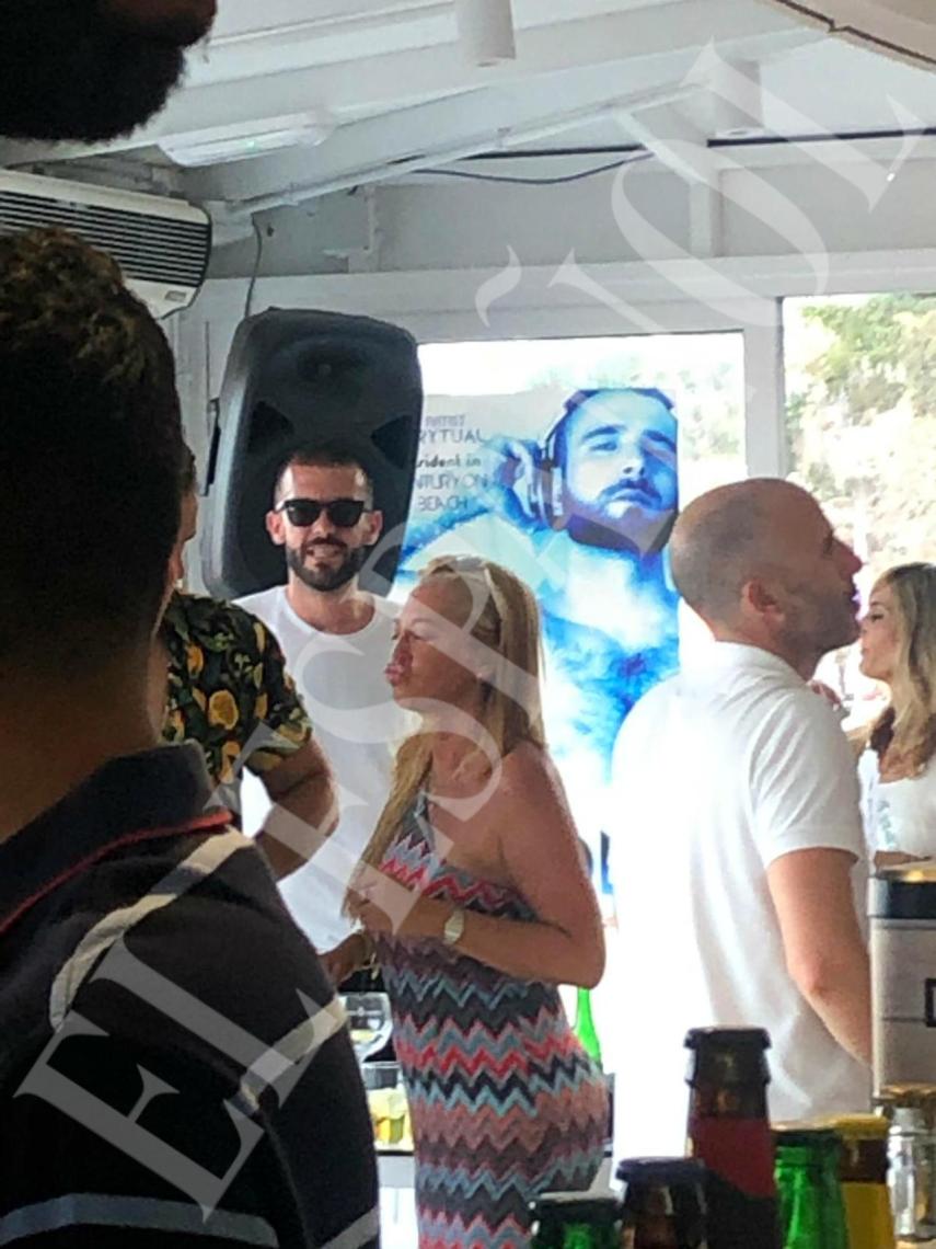 Belén, disfrutando de la fiesta y la música sin preocuparse de ojos curiosos.