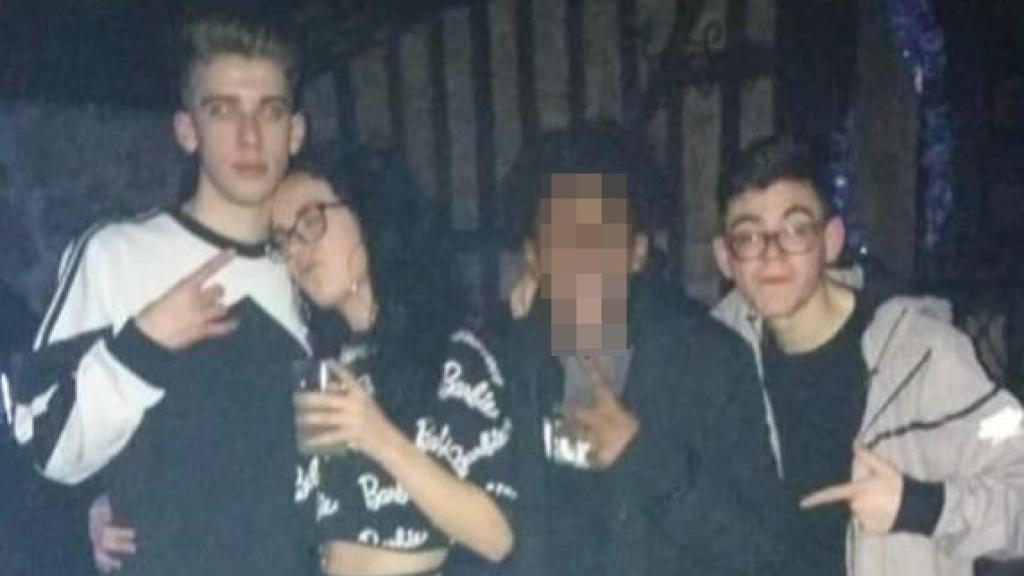 Tres de las cuatro víctimas: Roberto, Raquel, y Ocho, junto a otro amigo del grupo.