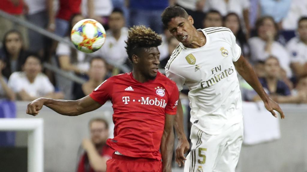 Raphael Varane pelea un balón aéreo con Coman