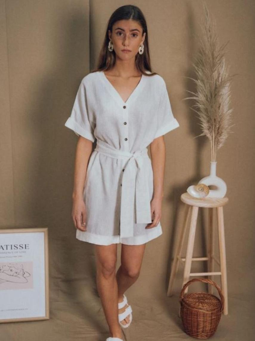 Mono blanco.  Su precio es de 155 euros.