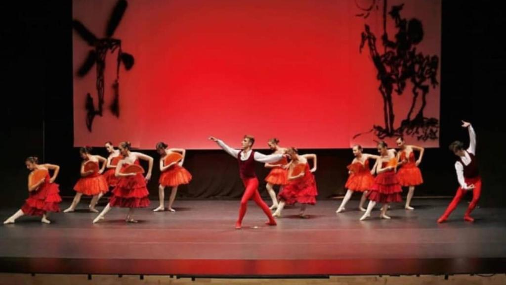 Carlos, en el centro de la imagen, bailando.