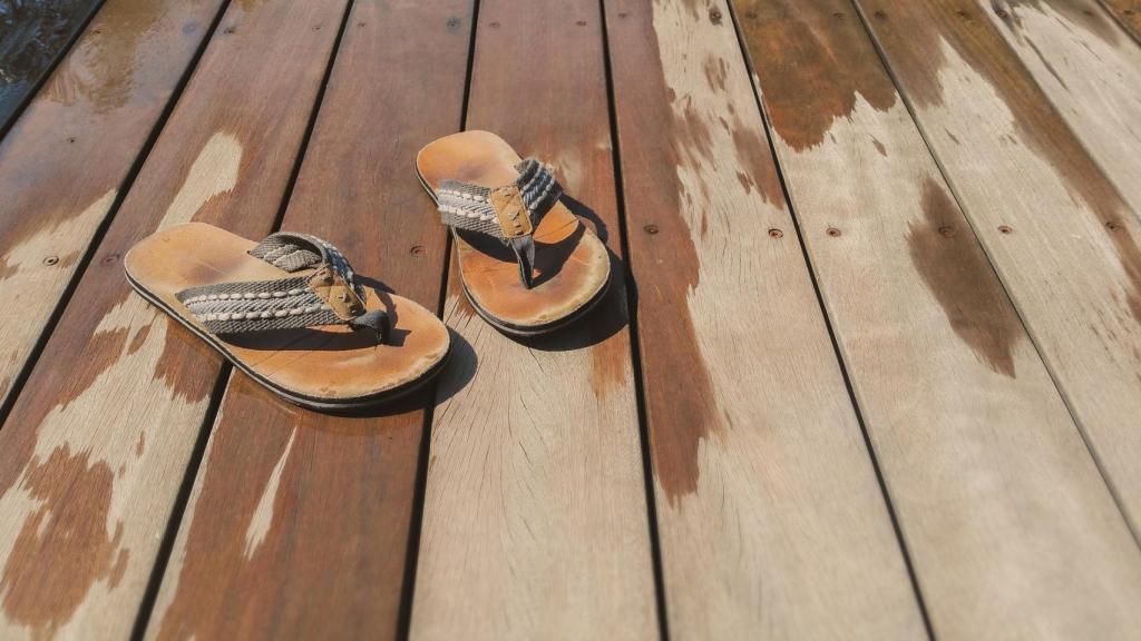 Estos son los peligros desconocidos de las chanclas que podrían fastidiarte el verano