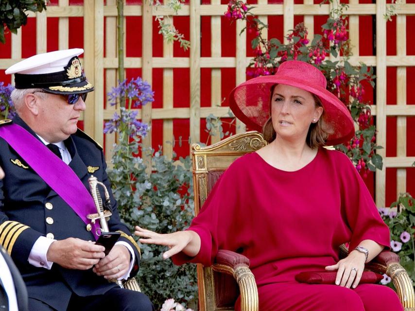 Claire de Bélgica hace una reprimenda a su marido, Laurent, por el uso del móvil.