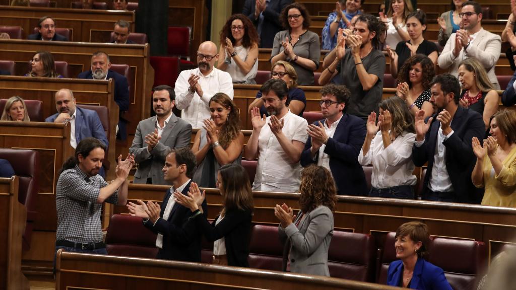 Pablo Iglesias aplaudido por su grupo en el Congreso.
