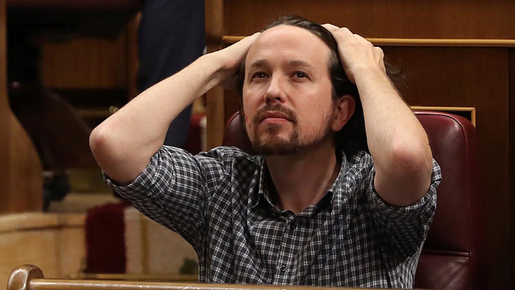 Pablo Iglesias gesticula durante su rifirrafe con Pedro Sánchez en la se sión de investidura.