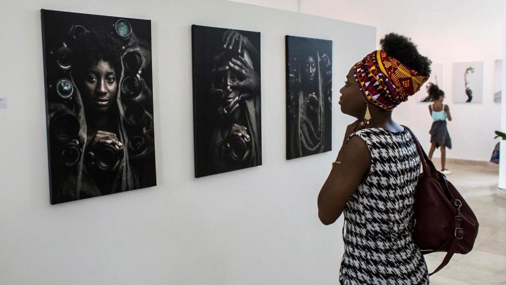 Una mujer observa la obra de Ly Lagazelle.