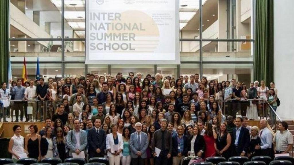 Foto de familia de ediciones anteriores de la International Summer School