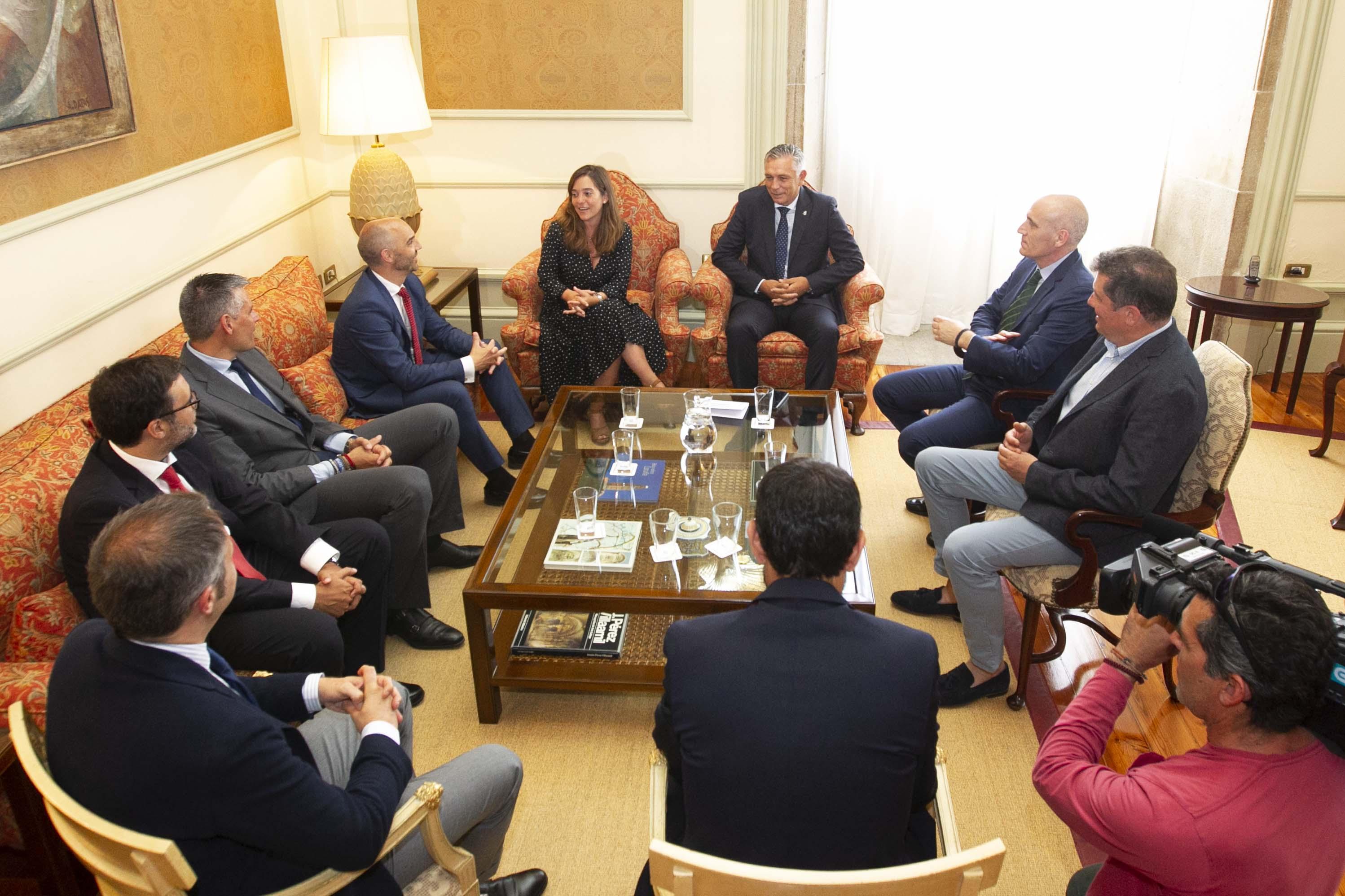 Reunión entre la alcaldesa y la directiva del club