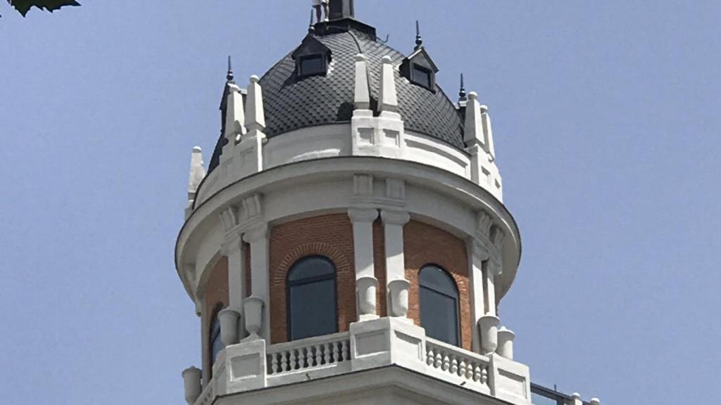 El hombre, en lo alto del hotel, amenazando con lanzarse.