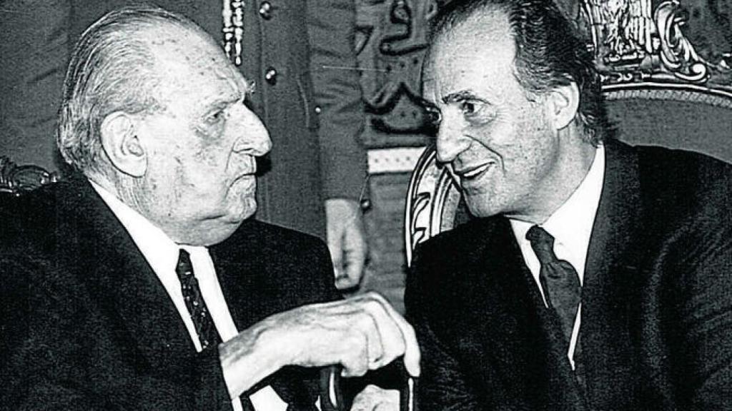 Juan de Borbón y Battenberg y su hijo, charlan pasado el tiempo desde su coronación.