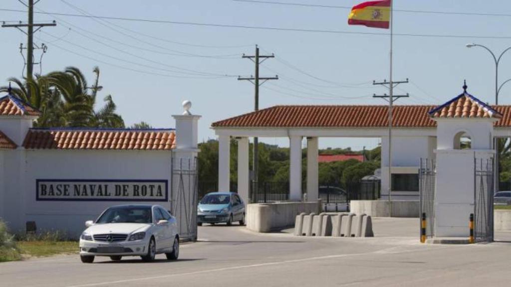 Acceso a la base naval de Rota.