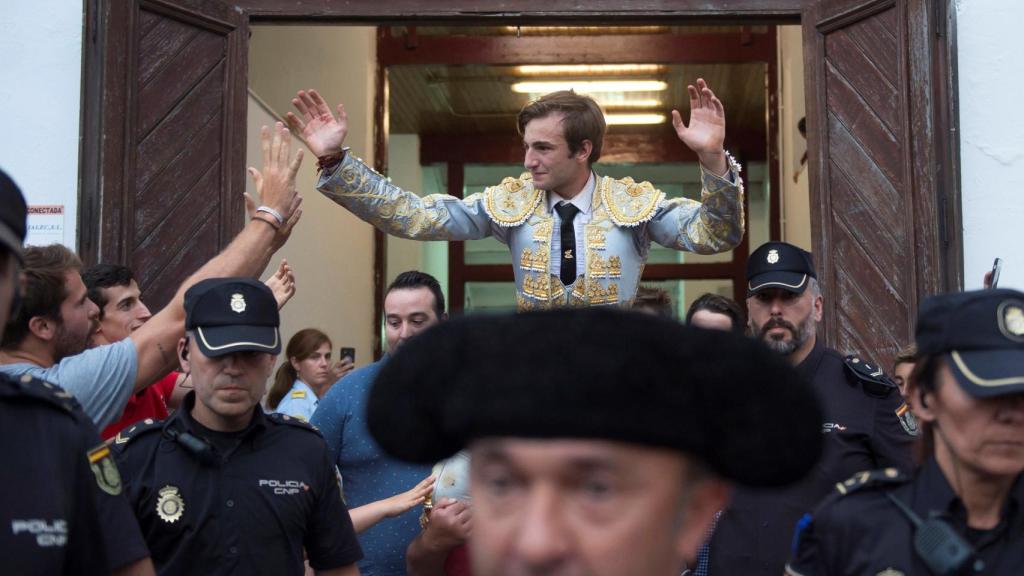 El novillero Molina, a hombros en Santander