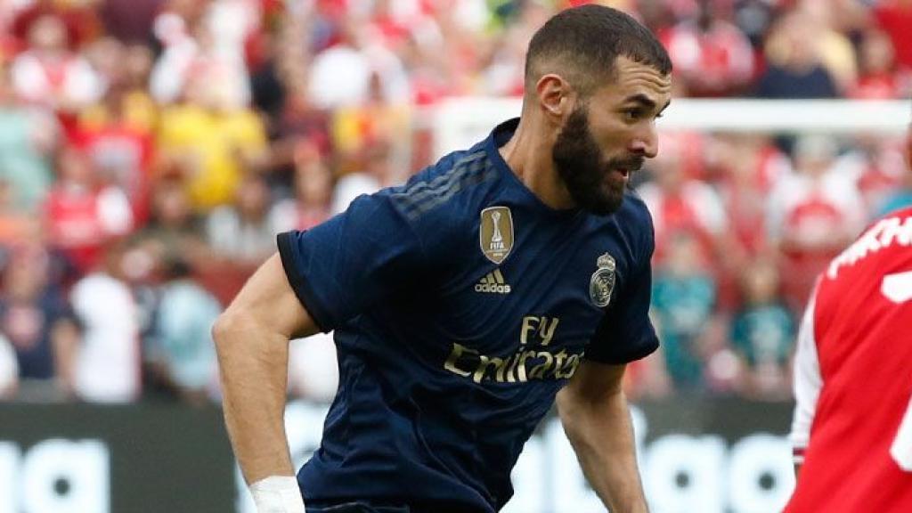 Karim Benzema se prepara para disparar a portería frente al Arsenal