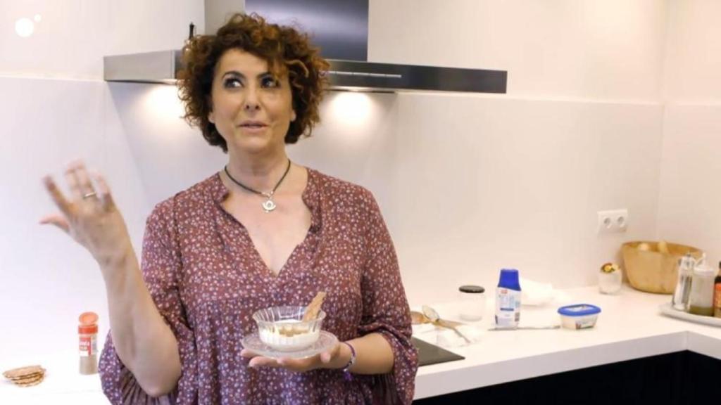 Irma Soriano, en su cocina presentando el postre.
