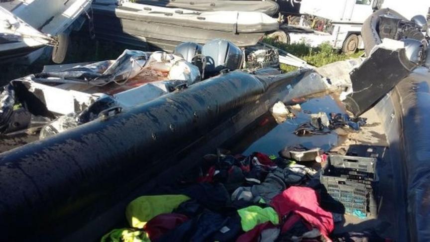 En primer plano, la lancha en la que iban a bordo los cuatro fallecidos.