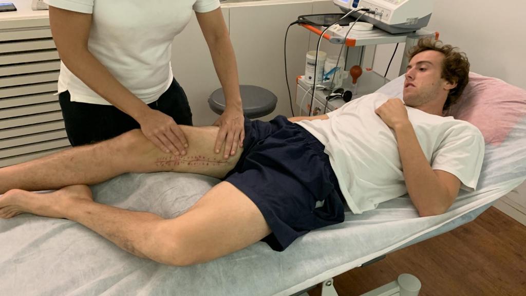 Román, durante la rehabilitación del muslo derecho