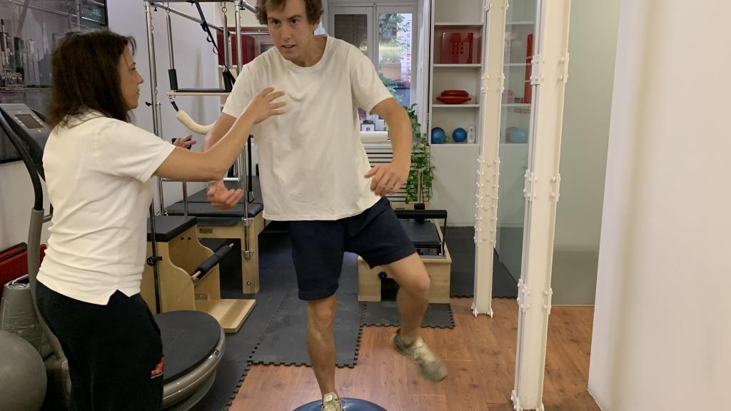 Román haciendo ejercicios de equilibrio