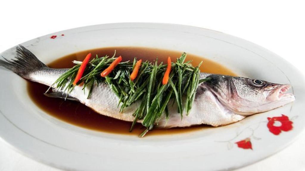 Lubina al vapor con cebollata