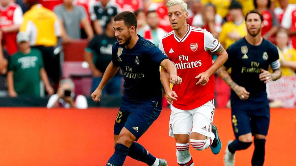 Hazard perseguido por Özil