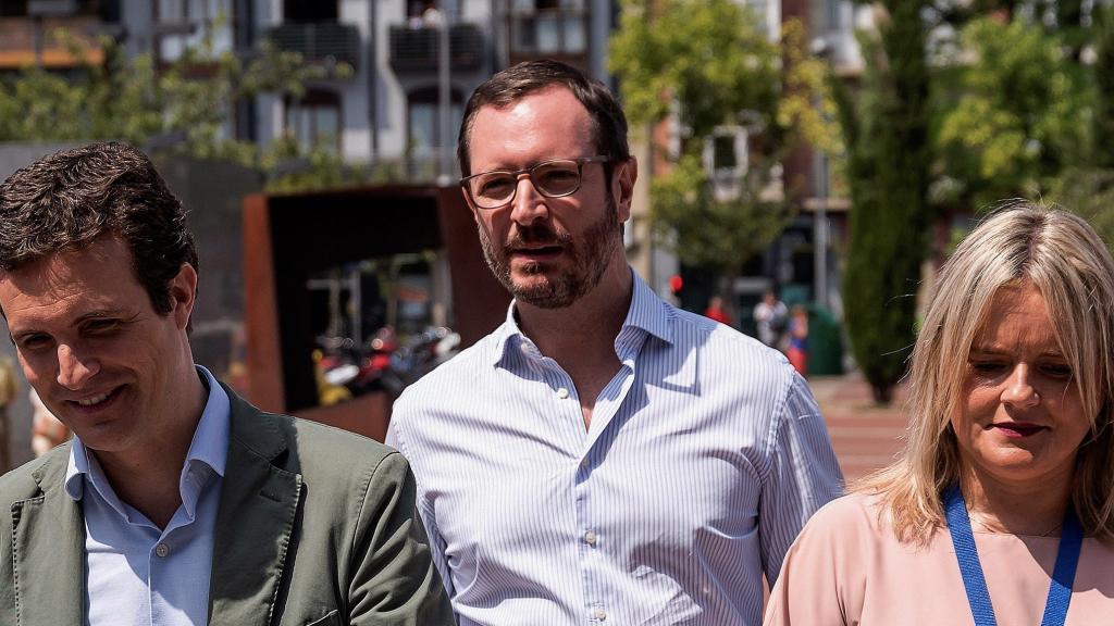 El vicesecretario de organización del PP, Javier Maroto, entre Pablo Casado y Marimar Blanco.