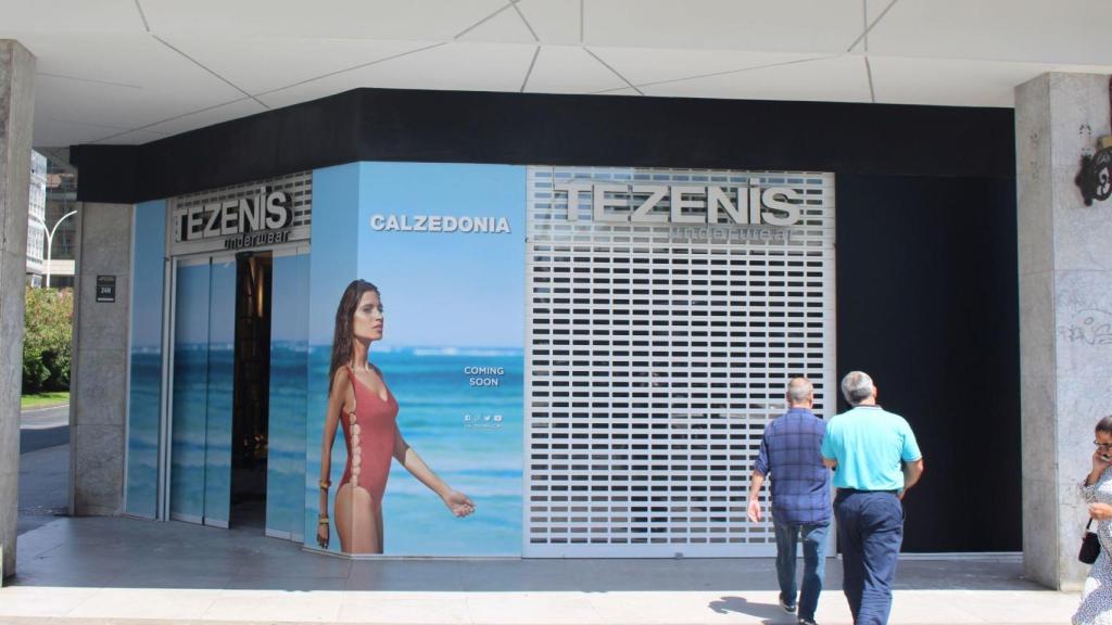 En el local se anuncia la próxima apertura de Calzedonia