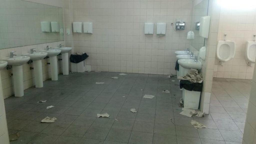 Baños de la cafetería para taxistas de la T4.