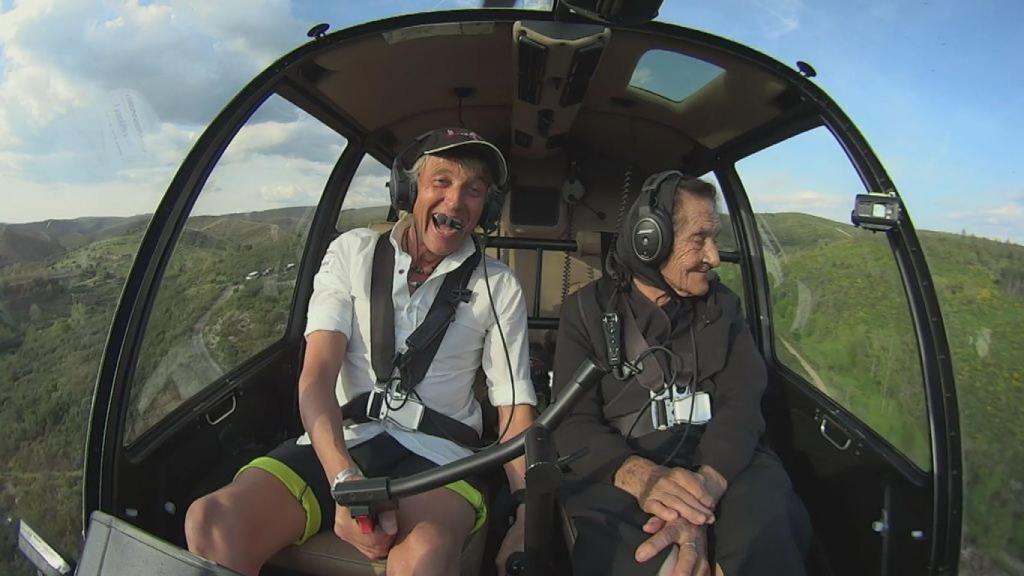 Jesús Calleja vuela con María, de 92 años.
