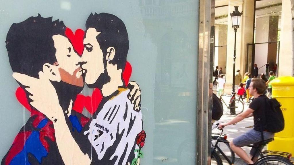 El beso entre Messi y Cristiano Ronaldo.