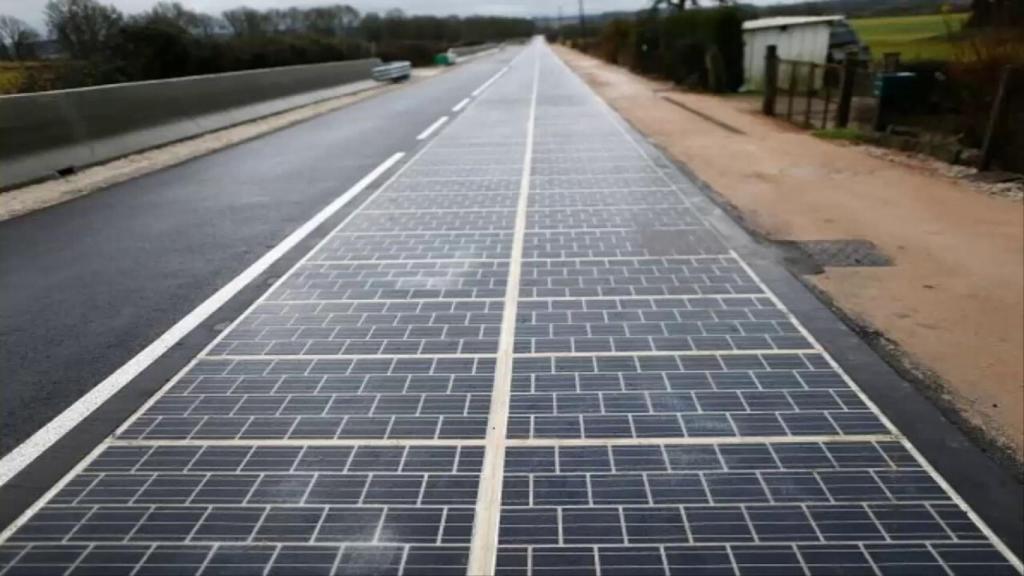 Carretera con paneles solares.