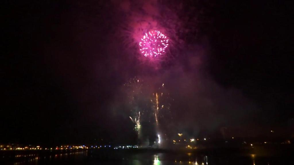 Imagen de los fuegos artificiales sobre la ría del Burgo