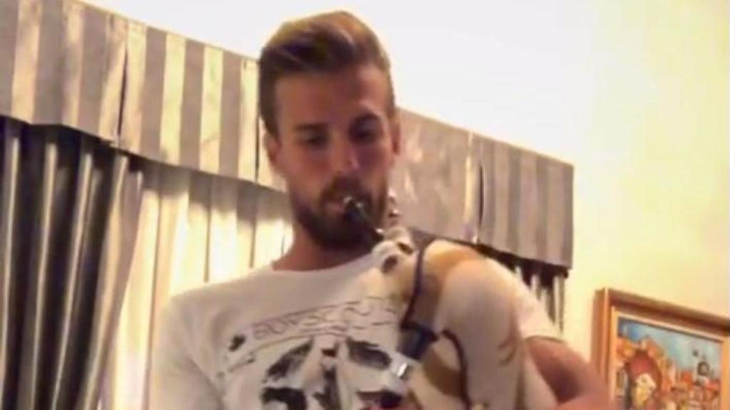 ¡Christian Santos felicita el Día de Galicia tocando la gaita!