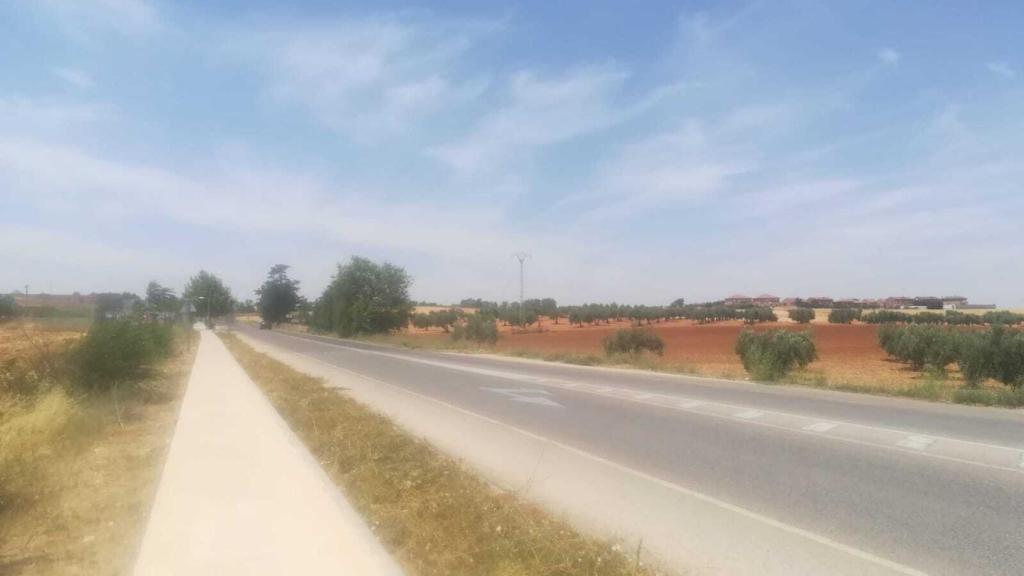 Camino que separa Azuqueca de Henares y Villanueva de la Torre, cuyas primeras casas se intuyen en la lejanía.