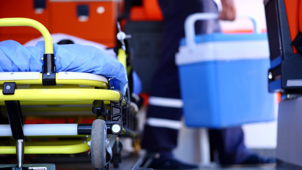 Un operario durante un trasplante de órganos.