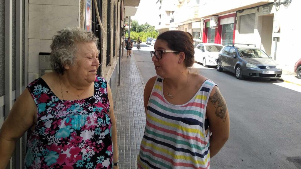 Ángeles y su hija, Mónica, vecinas de Laura y sus hijos en la calle Salzillo de Beniel.