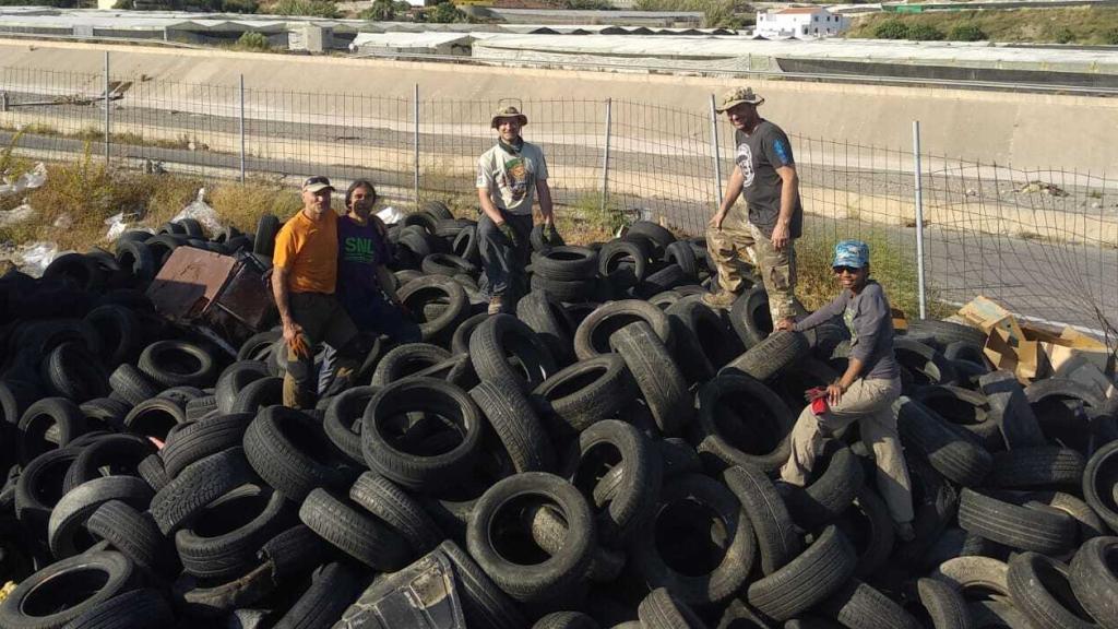 El Batallón Basurista recoge neumáticos en la playa.