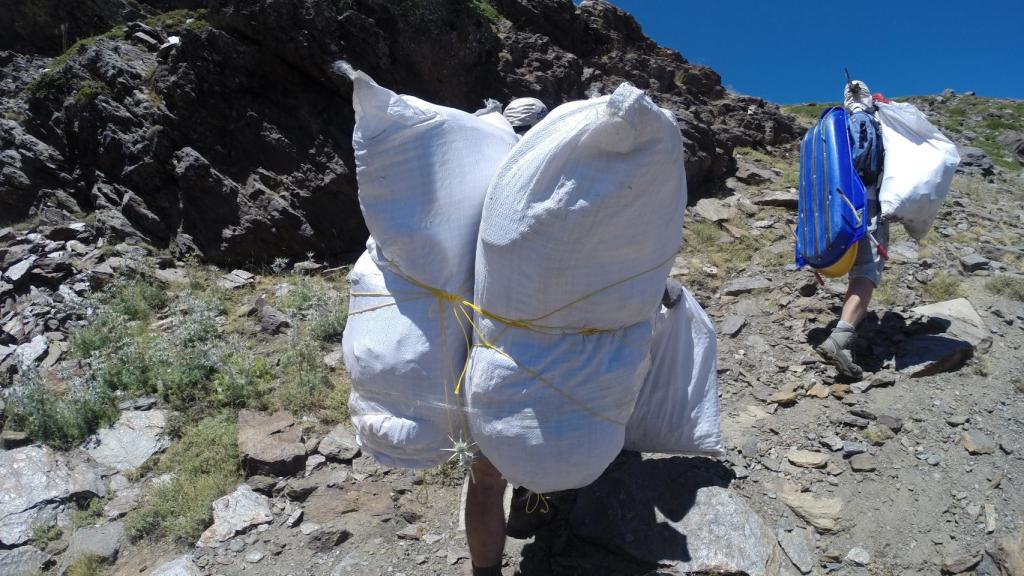 El Batallón Basurista recoge restos de basura en Sierra Nevada.