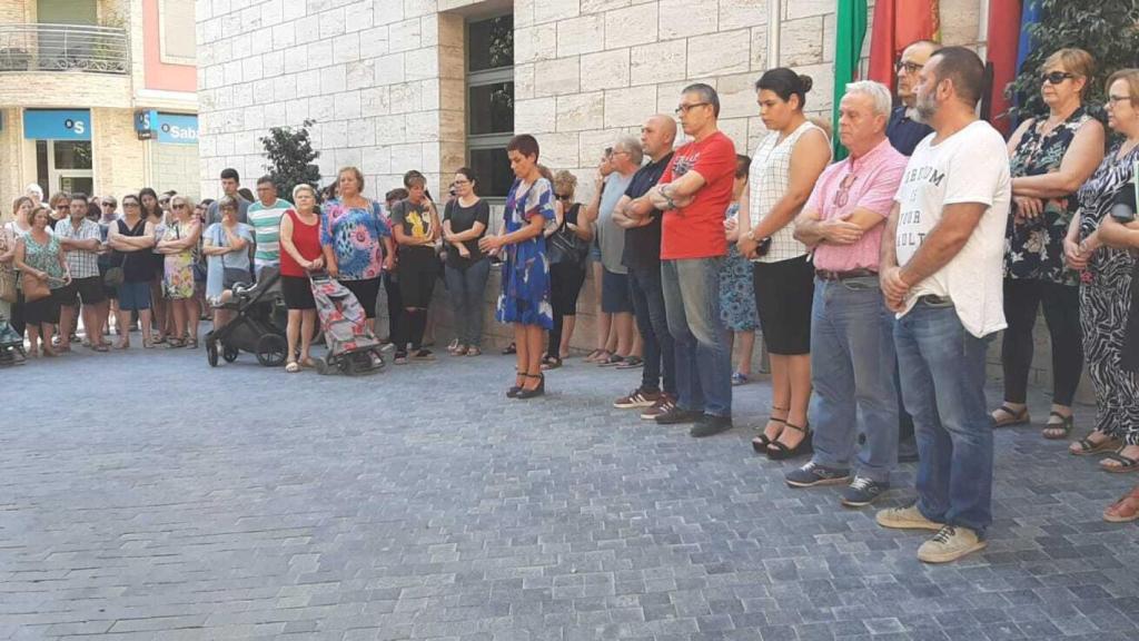 Minuto de silencio que se ha guardado hoy en el Ayuntamiento de Beniel en memoria del pequeño Cristian.