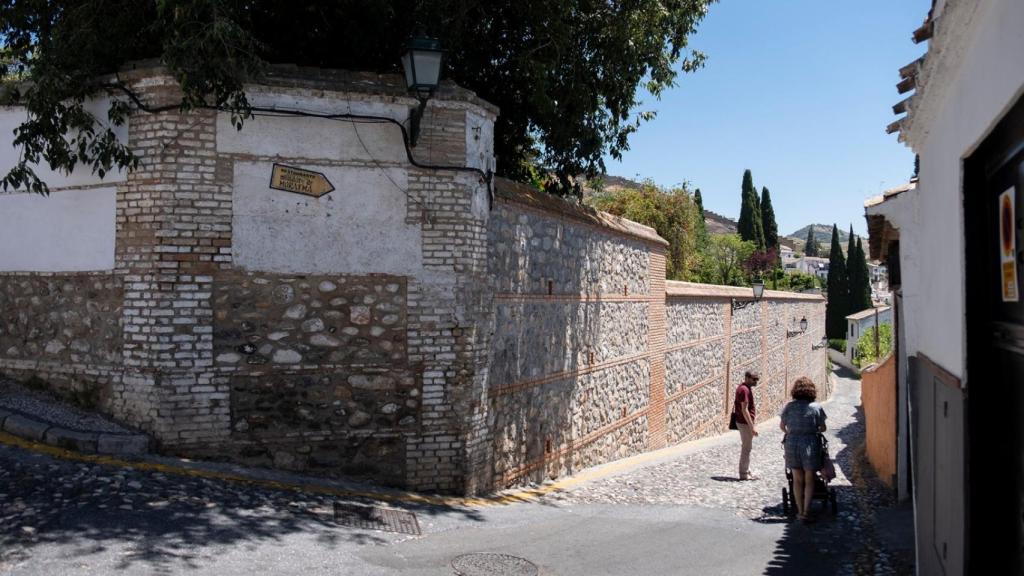 Exteriores del carmen, desde donde no se intuye el lujo del interior.
