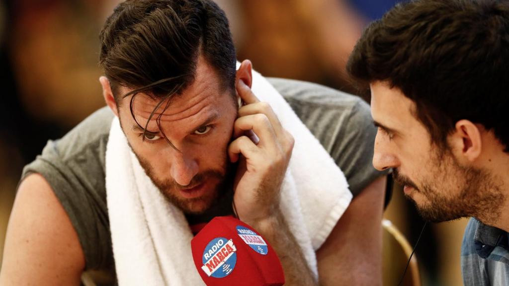 Rudy Fernández atendiendo a la prensa