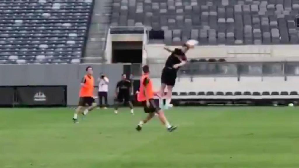 El golazo de cabeza de Jovic