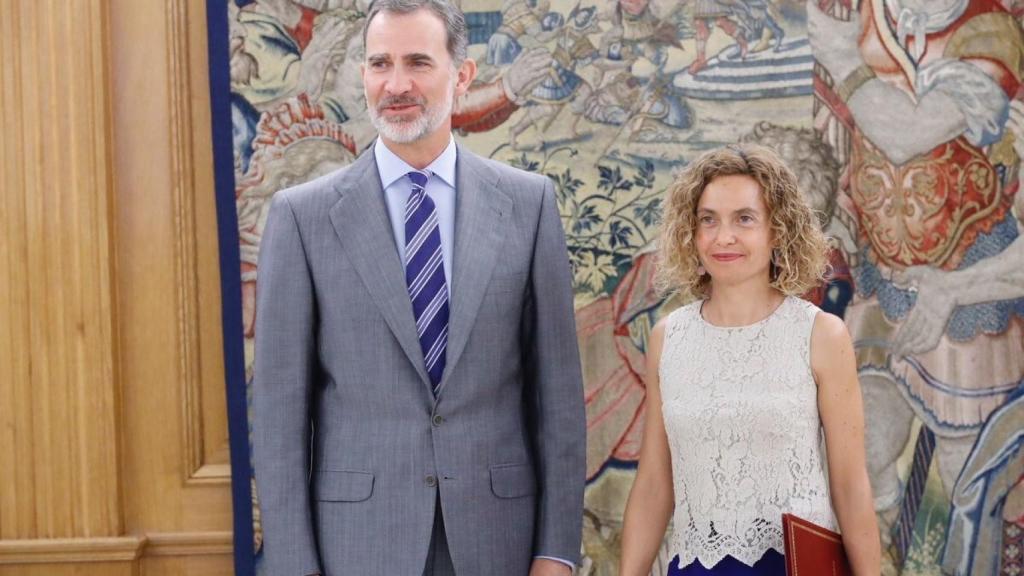 Felipe VI junto a Meritxell Batet.
