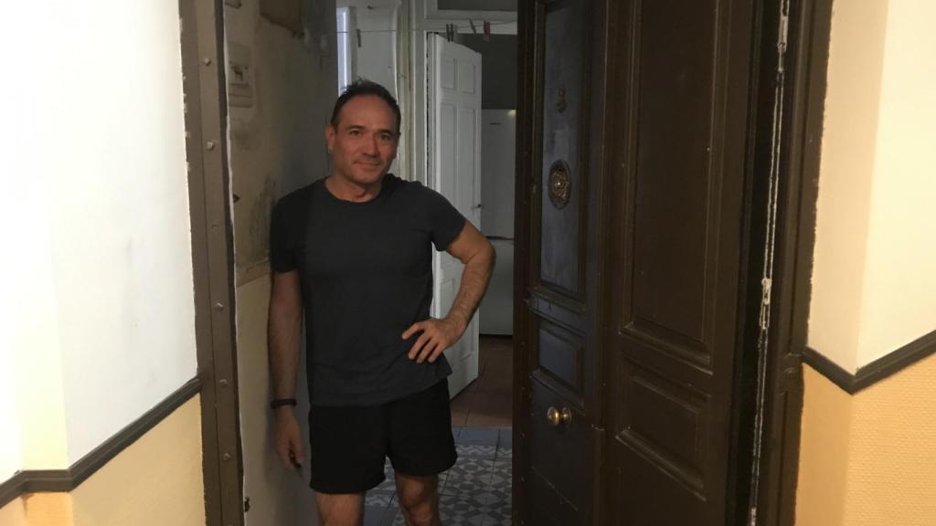 Javier Prada en la entrada de su casa, donde un sastre asesinó a su mujer y sus cinco hijos.