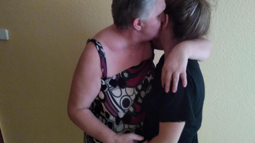 Mercedes se abraza a su hija, Carmen, afligida por la perdida de su nieto Cristian.