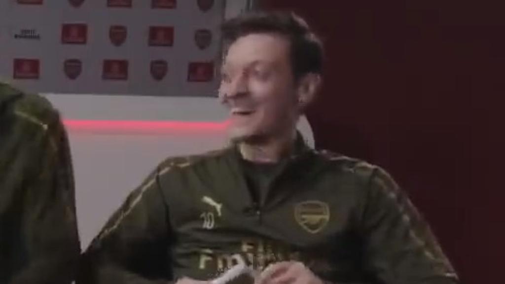 Özil y Aubameyand, en una entrevista con el Arsenal