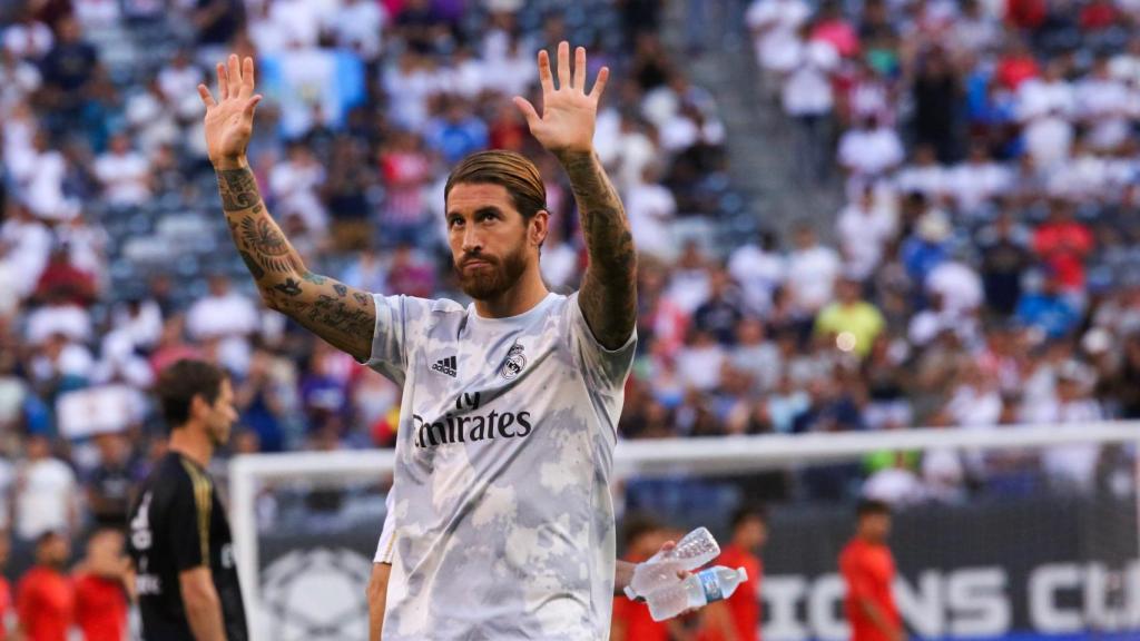 Sergio Ramos saluda a los fans antes del partido frente al Atlético de Madrid