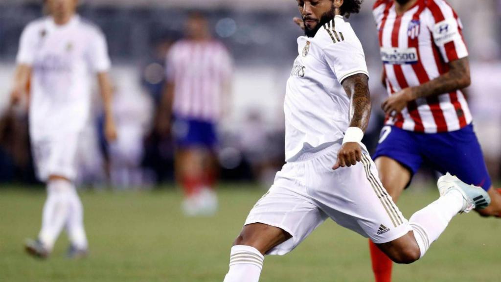 Marcelo disparando a portería