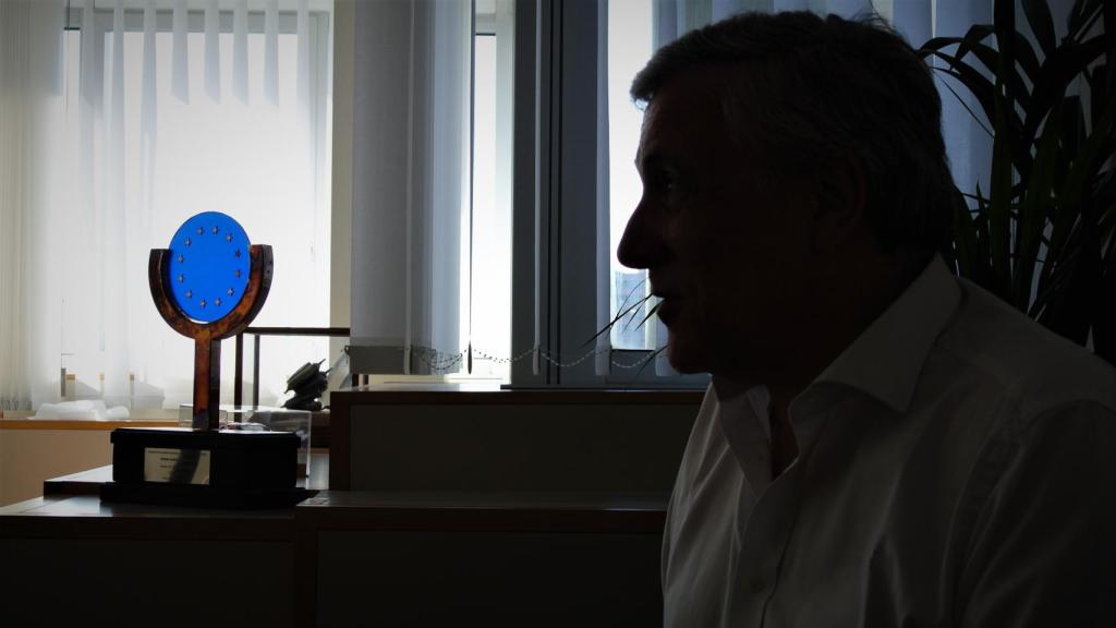 El premio Carlos V, que le entregó el Rey en 2018, preside el despacho Antonio Tajani en Bruselas.
