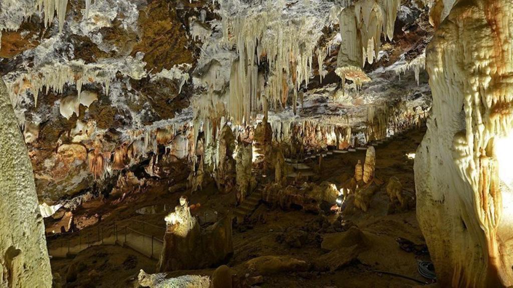 Espeleotemas y estalactitas en las Cuevas del Águila en Ávila.